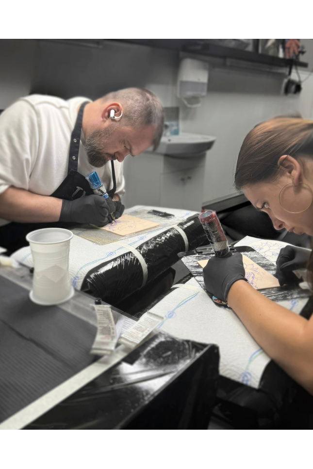 Tattoo-Session auf Kunsthaut