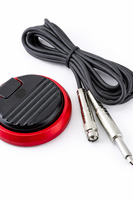 Tattoo Fußpedal rund mit roter Basis und RCA Kabel